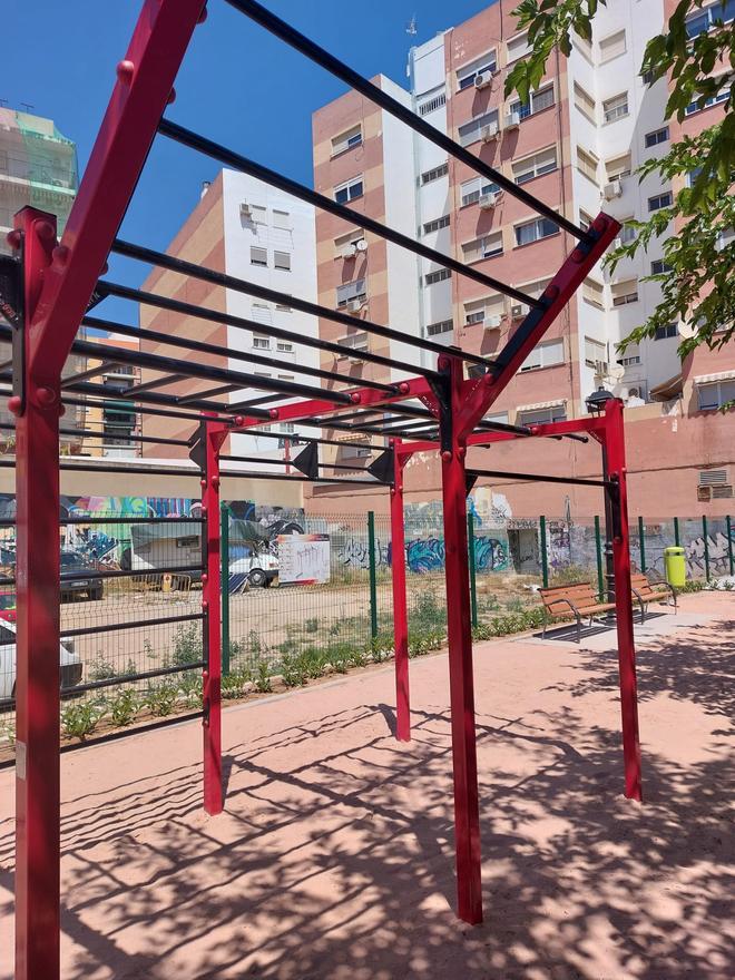 Obras de la nueva zona de calistenia de la plaza del escultor Frechina