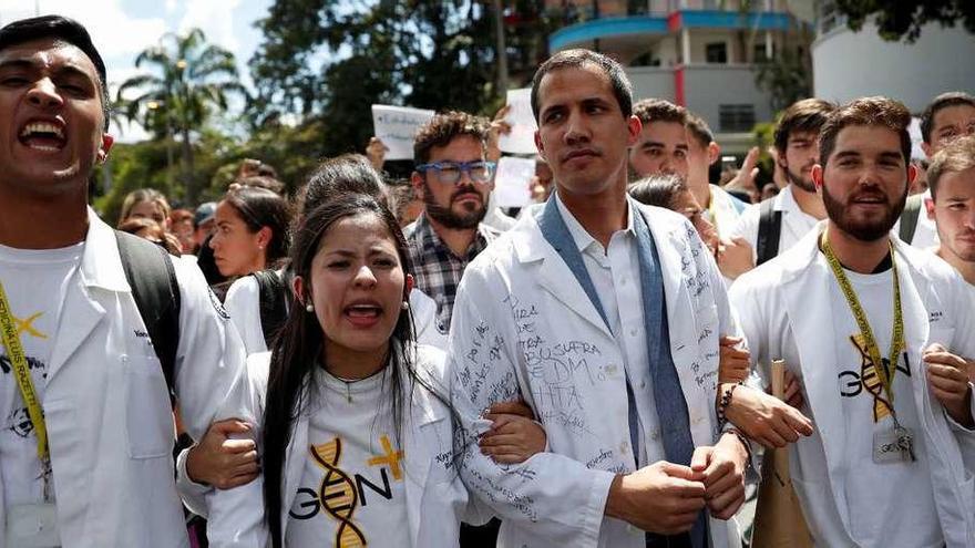 Maduro ofrece comicios legislativos en una jornada de protestas opositoras pacíficas