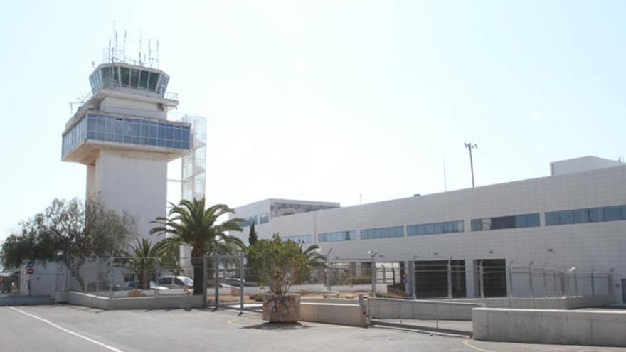 La torre de control del aeropuerto de Ibiza.