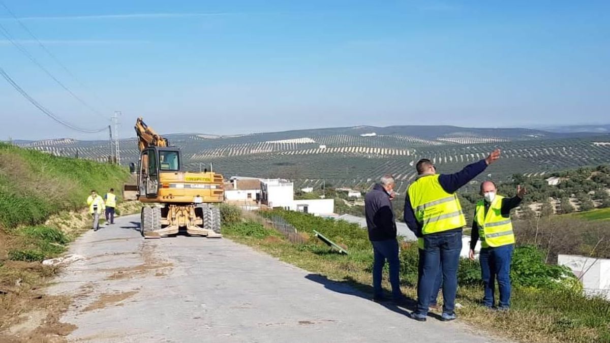 Trabajos que se llevan a cabo en la crretera de la Fuente de don Marcelo en Aguilar.