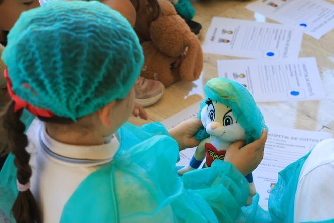 Estudiantes de Medicina de Alicante y Elche "pasan consulta" con los niños