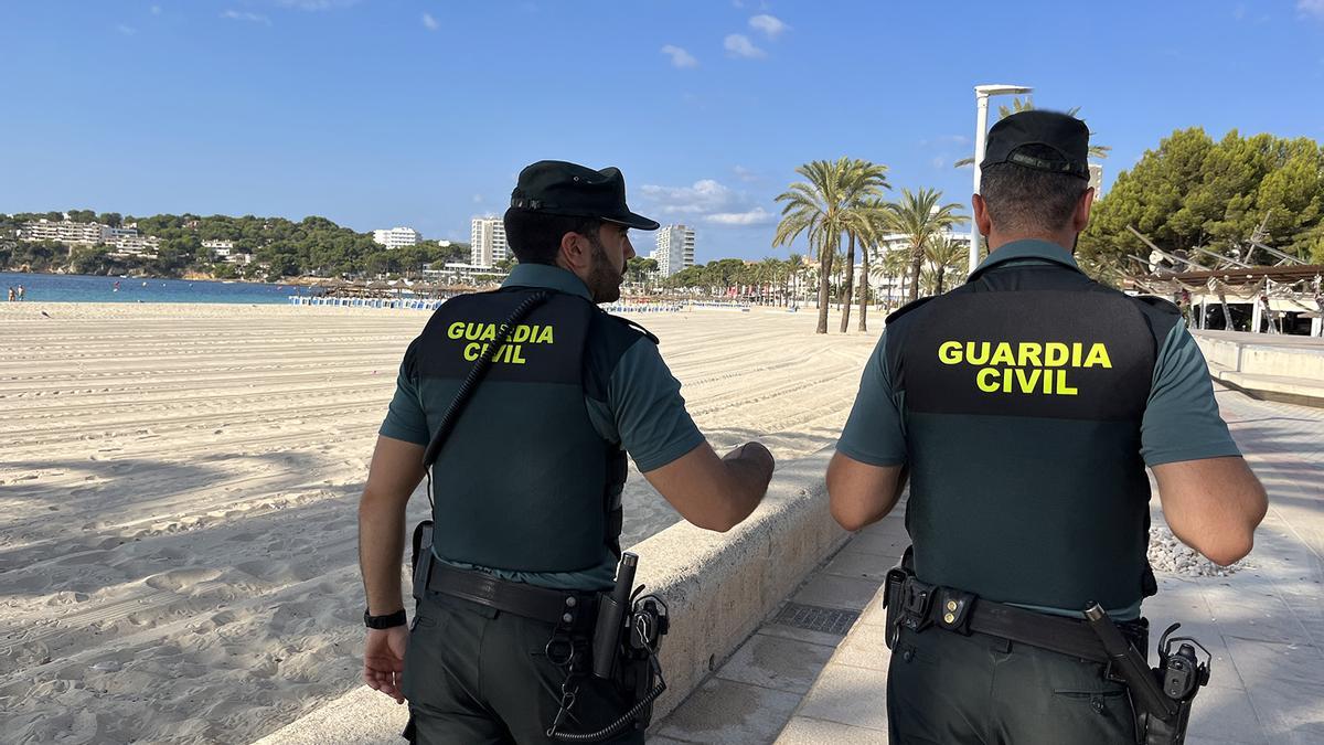 Dos agentes de la Guardia Civil patrullan por una playa de Sant Josep