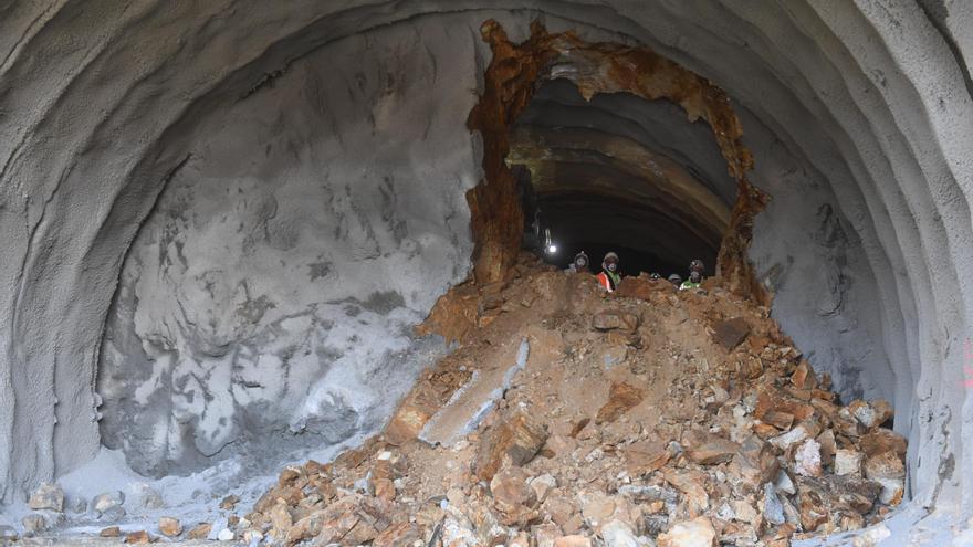 Así fue la apertura del primer túnel de la obra del tren a Langosteira