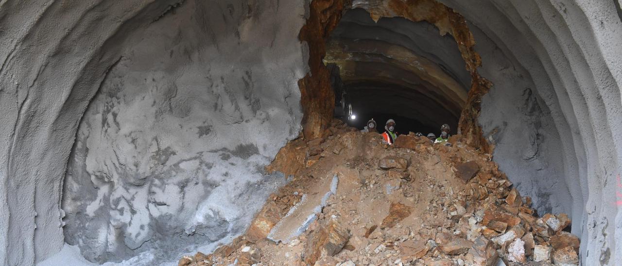 Así fue la apertura del primer túnel de la obra del tren a Langosteira