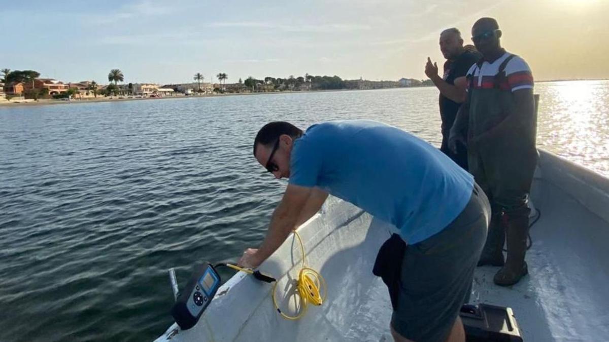 El personal del Imida realiza mediciones de oxígeno diarias en el área de La Ribera del Mar Menor  | CARM