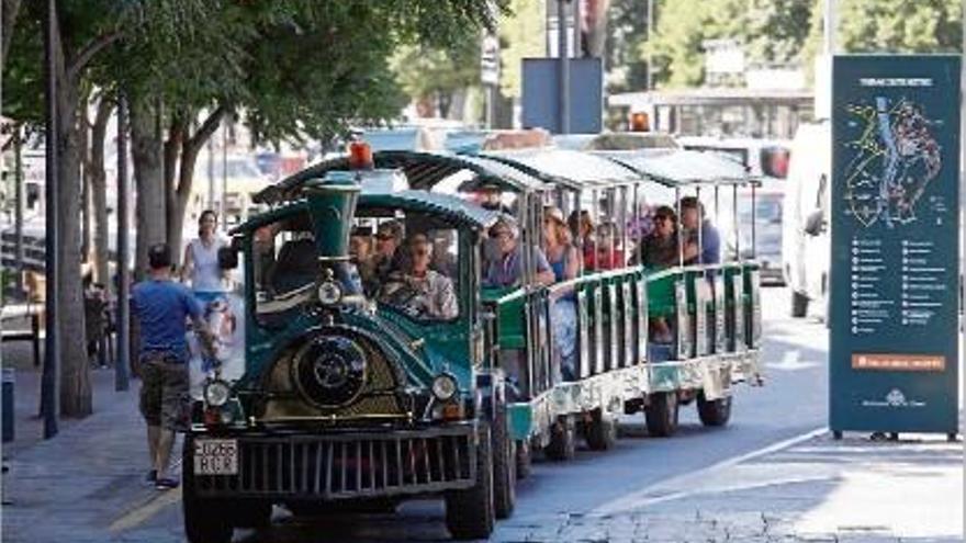 El trenet Gerió, a la plaça Catalunya, a punt d&#039;entrar al Barri Vell.