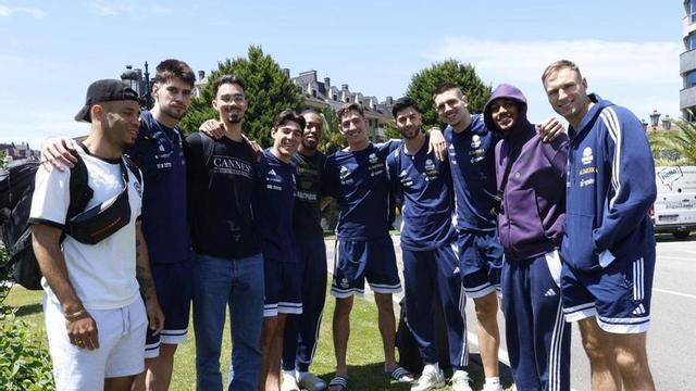 Por la izquierda, Marques Townes, Alonso Faure, Robert Cosialls, Pablo Longarela, Francis Nwaokorie, Raúl Lobaco, Fede Copes, Daniil Shelist, Greg Parham y Calvin Hermanson.  |