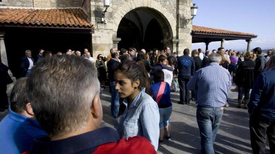 Asistentes, ayer, al funeral en la iglesia de Santa María de Luanco.