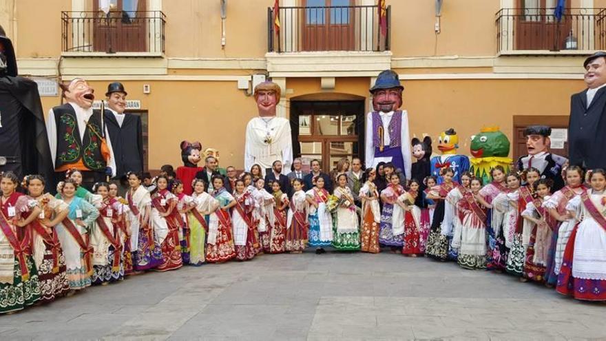 Los cabezudos reciben a las pequeñas Reinas de la Huerta