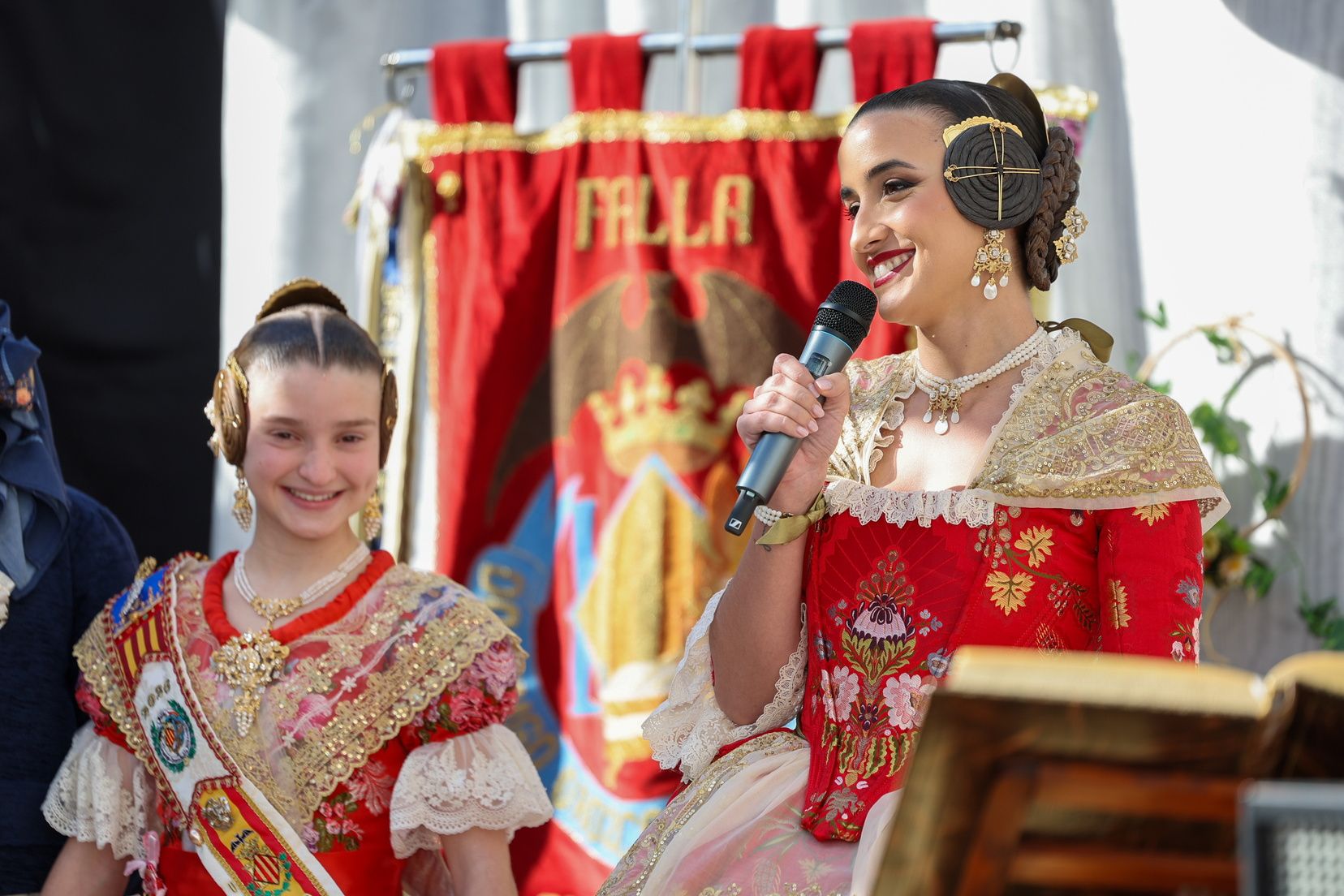 Visita de Carmen Prades a la falla Doctor Domingo Orozco por su 65 aniversario