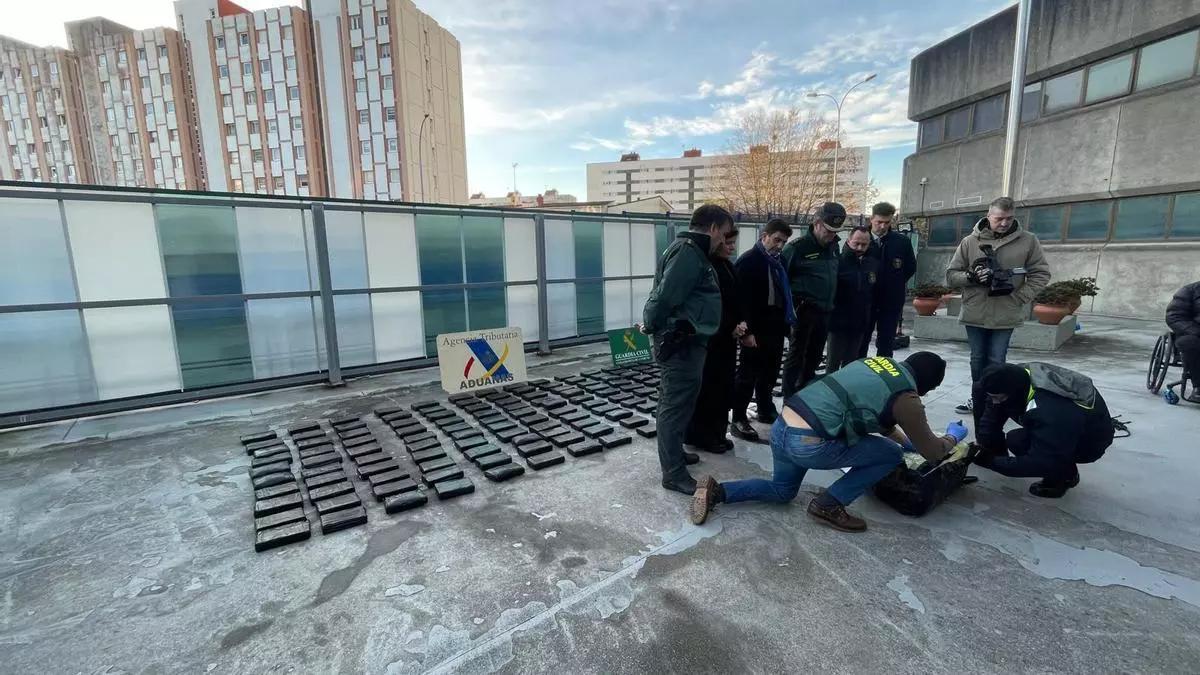 Agentes con la droga incautada en el puerto exterior.