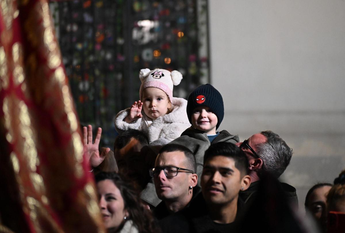 Miles de personas contemplan la Cabalgata de despedida de los Reyes Magos en Orihuela