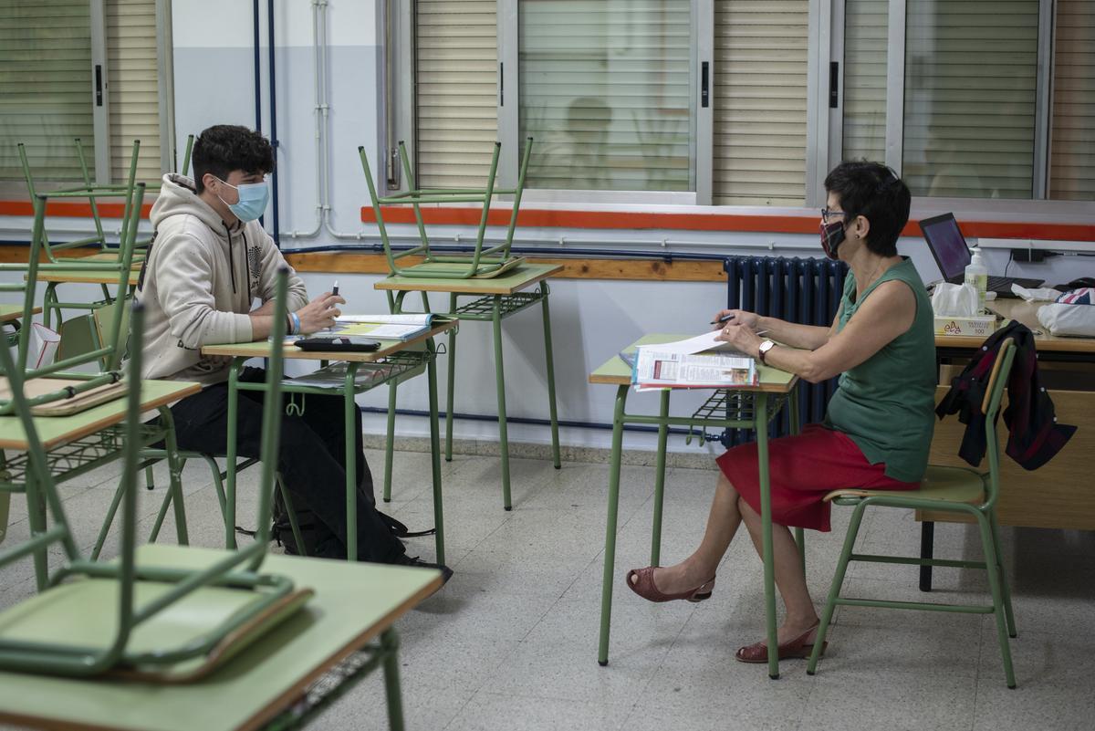 Daniel García, solo en el aula con una profesora. // BRAIS LORENZO