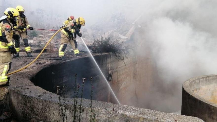 Un incendi crema l&#039;interior del recinte d&#039;unes naus abandonades a Olesa de Montserrat