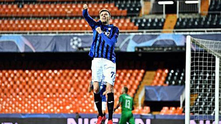 Ilicic celebra un dels seus gols en un Mestalla buit.