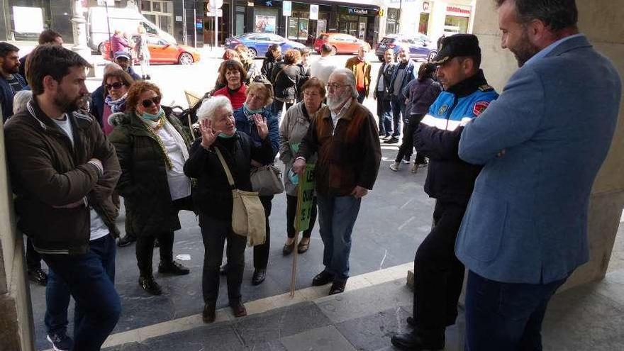 Los vecinos hablan con el concejal Alberto Pajares.