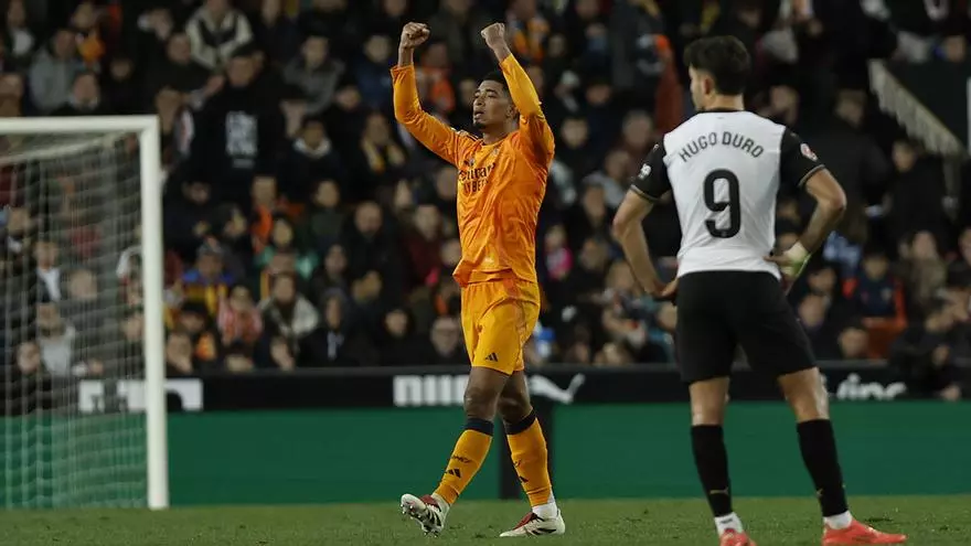 El Madrid remonta con 10 en Mestalla y es el nuevo líder