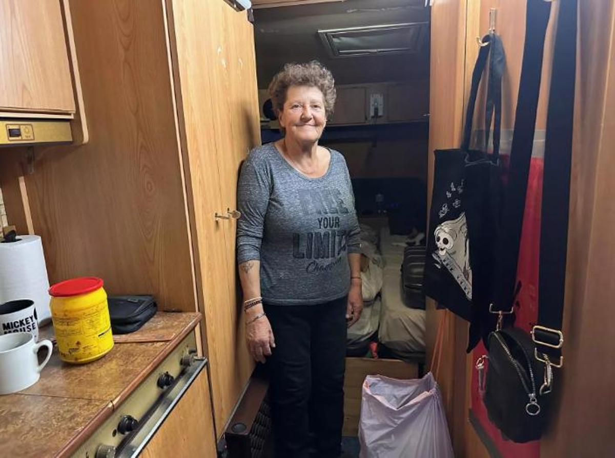 Begoña Iglesias en su hogar sobre ruedas, que comparte con su hijo de 23 años.