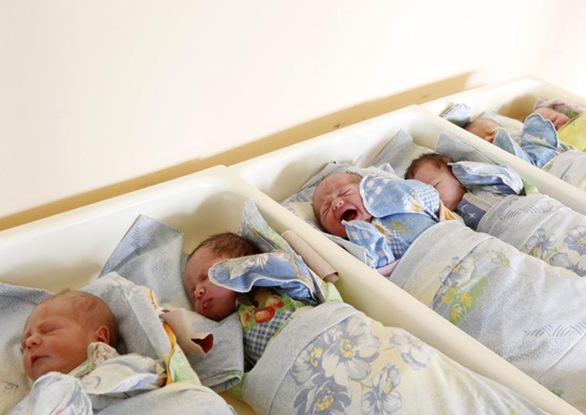 Un grupo de bebés en una nursería de un hospital de Moscú.