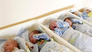 Un grupo de bebés en una nursería de un hospital de Moscú.