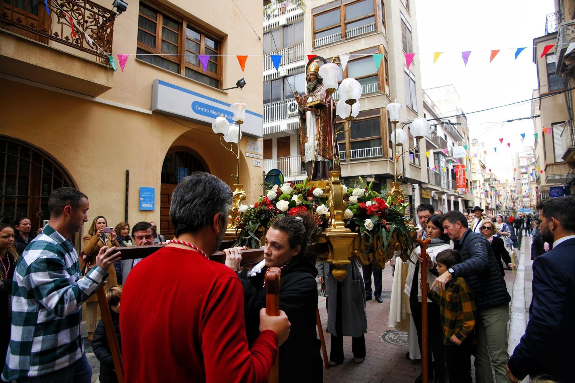 Galería: El Carrer d'Amunt se engalana para honrar a Sant Nicolau