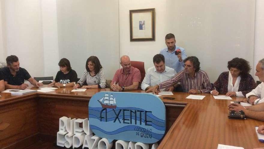 Firma del acuerdo entre Xunta, concello y vecinos para pactar un nuevo modo de acceso a Ons. // G.N.