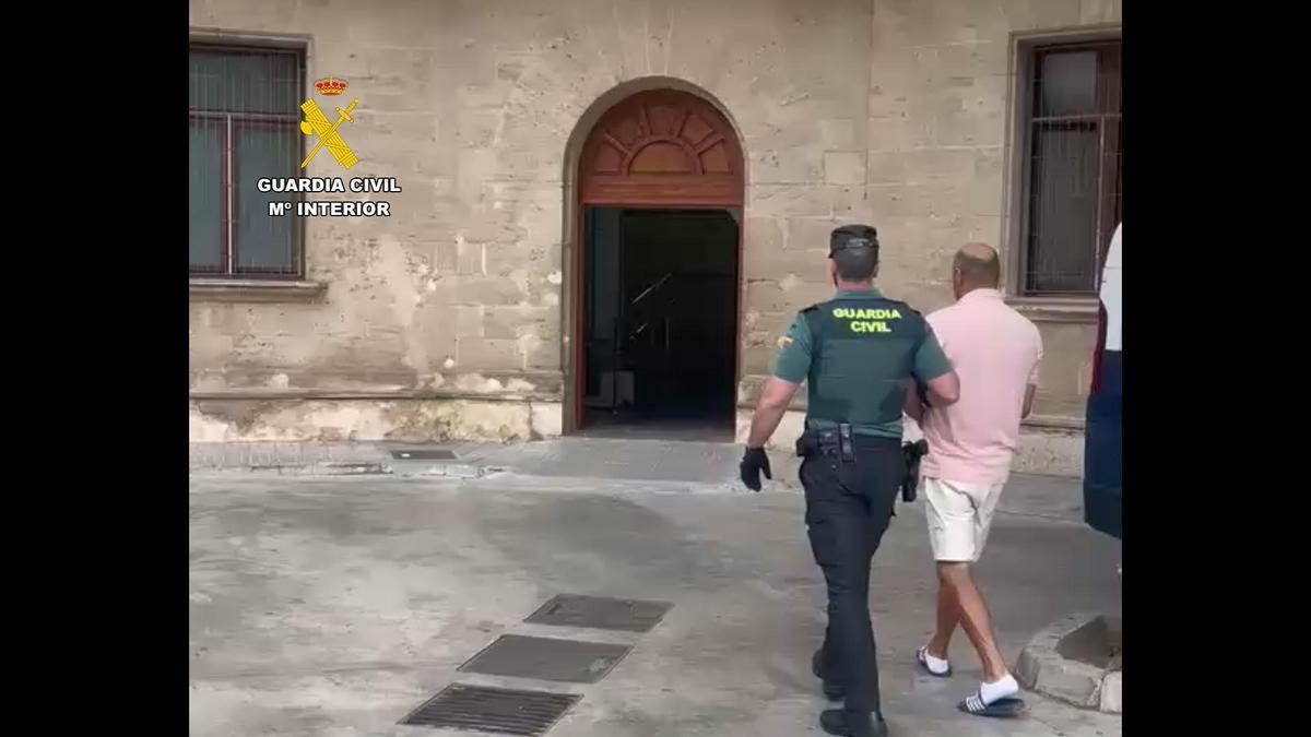 El detenido, cuando fue conducido por la Guardia Civil a disposición judicial.