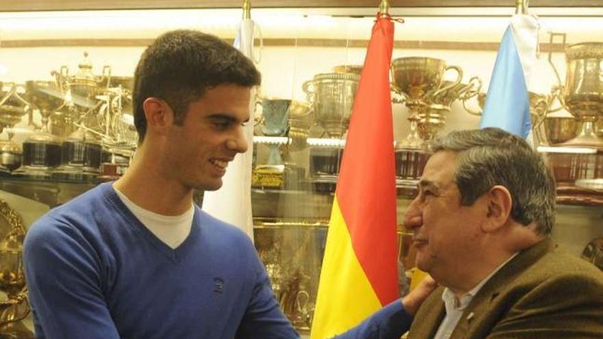 Domínguez y Lendoiro se abrazan durante el acto de renovación del jugador de Narón. / carlos pardellas