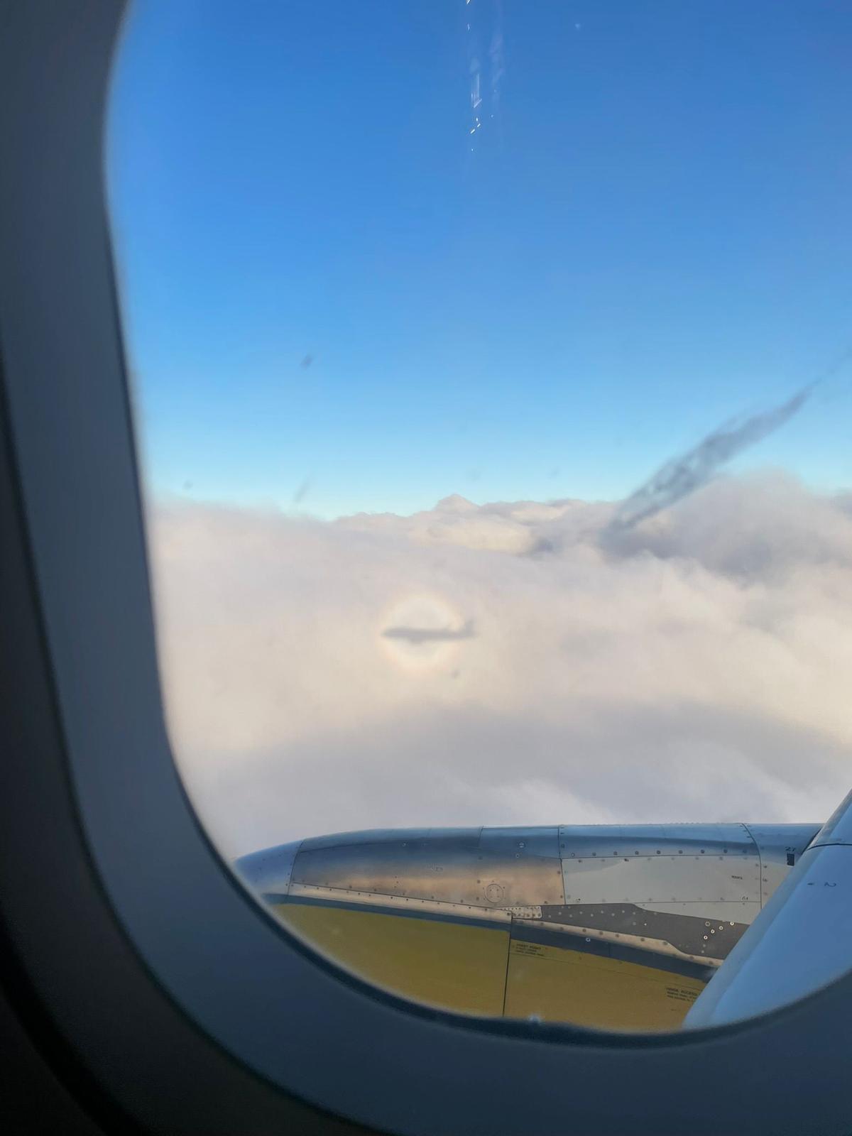 Un arcoíris perfecto desde el aire.