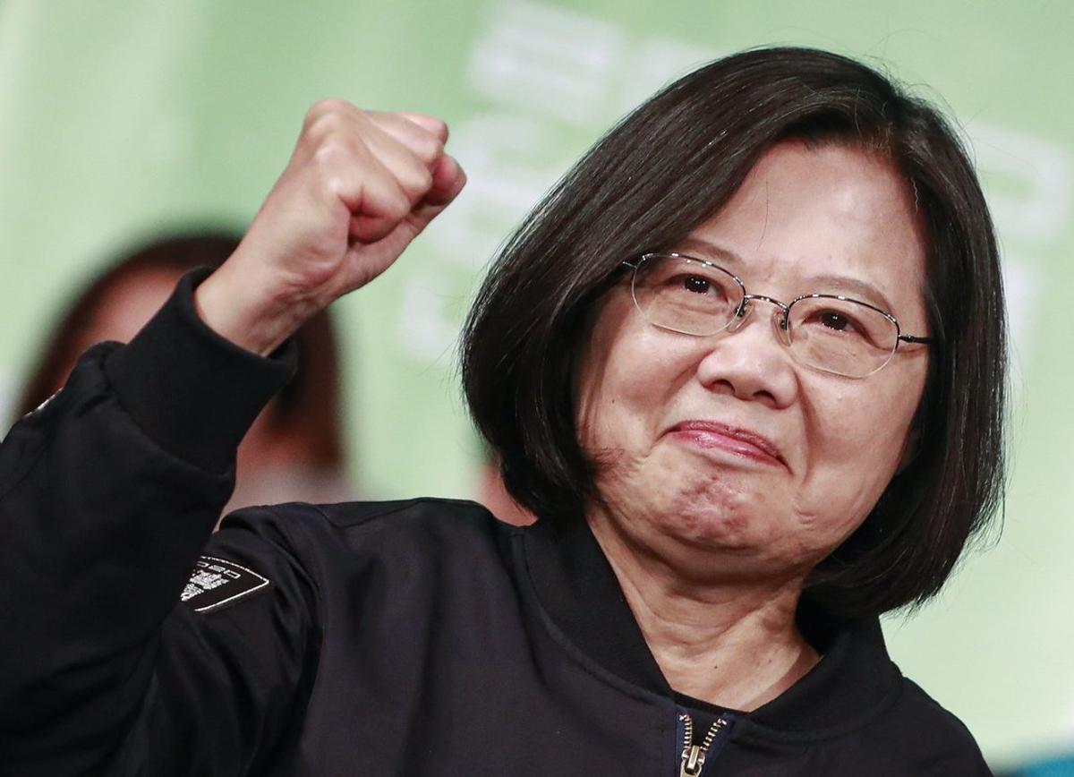 Taipei (Taiwan), 11/01/2020.- Taiwan President Tsai Ing-wen reacts as she celebrates winning in the presidential elections in Taipei, Taiwan, 11 January 2020. Tsai Ing-wen was re-elected as president of Taiwan on 11 January after a landslide victory over Kaohsiung city Mayor Han Kuo-yu, from Taiwan’s China-friendly opposition KMT party. (Elecciones) EFE/EPA/HOW HWEE YOUNG