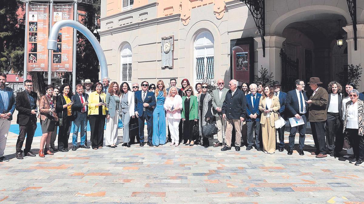 Los asistentes a la gala posan a la entrada del Romea.
