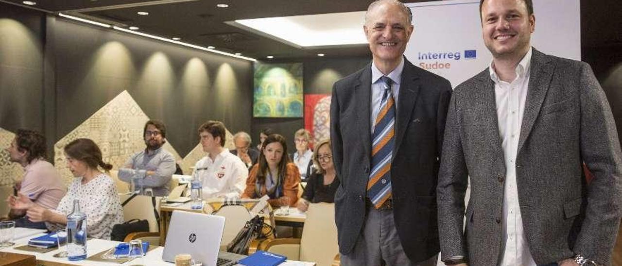 Gonzalo Ordóñez, a la derecha, y Manuel Manrique, ayer, en la reunión con representantes médicos.