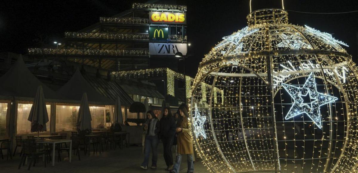 Una bola gigante en el exterior del centro, iluminado en sus fachadas. |  Roi Cruz