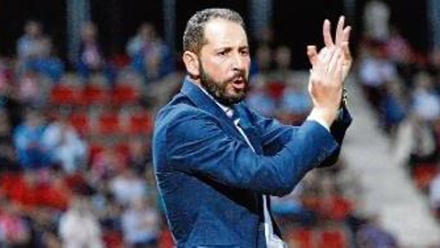 Pablo Machín aplaudeix una acció dels seus homes durant un partit a Montilivi aquesta temporada.