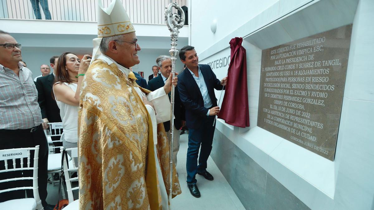 El alcalde de Córdoba, José María Bellido, descubre la placa, delante del obispo y otras autoridades.
