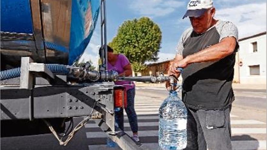 La imatge de l&#039;estiu a la Bisbal, un camió cisterna reparteix aigua potable als veïns durant la crisi de l&#039;aigua.