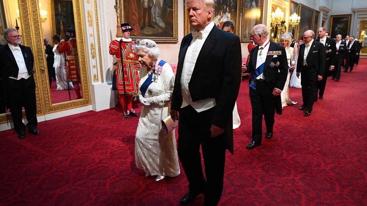 La reina Isabel y Trump, en el palacio de Buckingham.