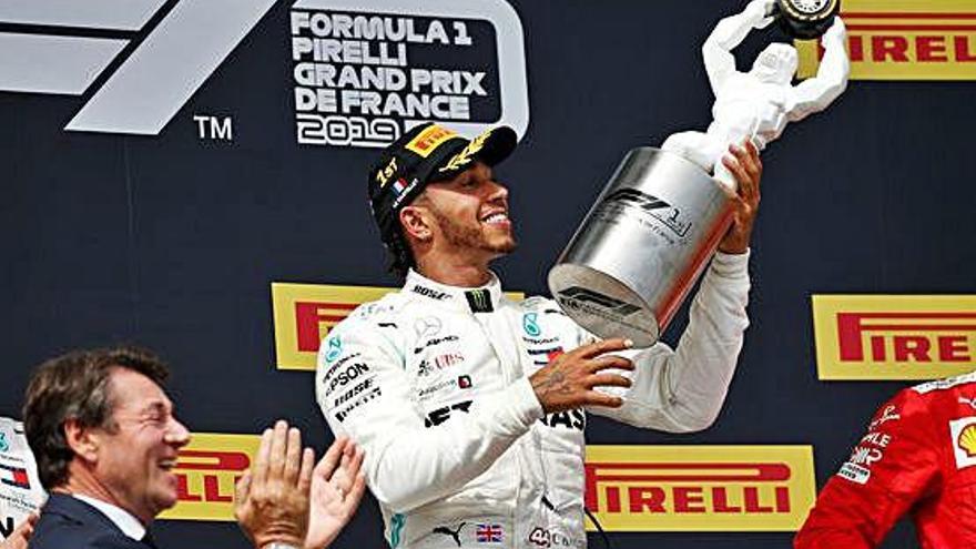 Lewis Hamilton celebrant la victòria al podi del GP de França de Fórmula 1.