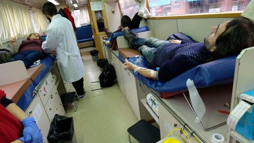 El autobús de los donantes de sangre hace escala en Mieres