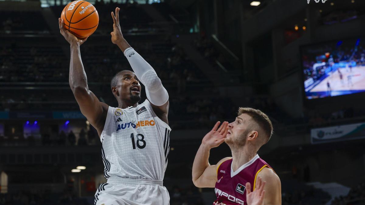Serge Ibaka intenta el tiro ante Edo Muric.