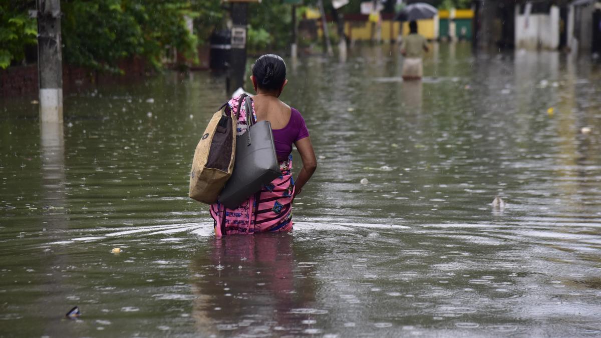 Mujer en una calle inundada en Guwahati, en el estado de Assam, India.