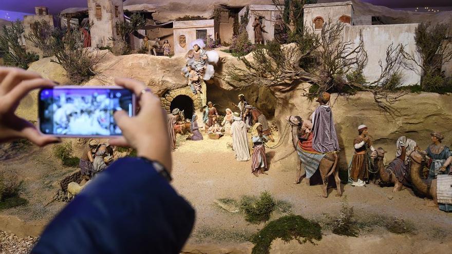 Inauguran el Belén del Palacio Episcopal con un centenar de piezas de barro hechas a mano