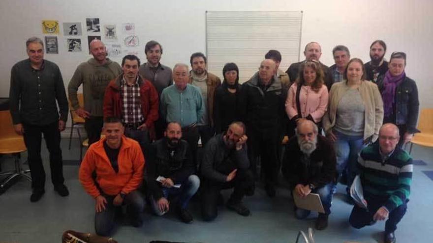 Los miembros de la plataforma &quot;Asturies por un aire sano&quot;, posando juntos ayer en la reunión de la Casa de Cultura de Lugones.