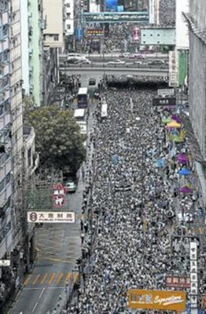 Hong Kong reta a Pekín con una marcha masiva prodemocrática