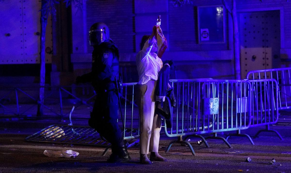 La ira de la derecha contra la amnistía se ha desbordado en la noche de este lunes en la calle Ferraz de Madrid. Los antidisturbios de la Policía Nacional han terminado disolviendo con porras, humo y gas picante una concentración que cercaba a la sede federal del PSOE.