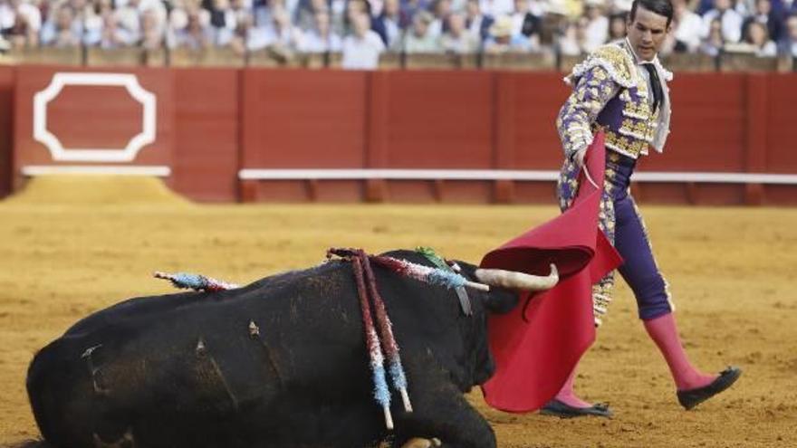 El diestro alicantino Manzanares, en un momento de su faena ayer en Sevilla.