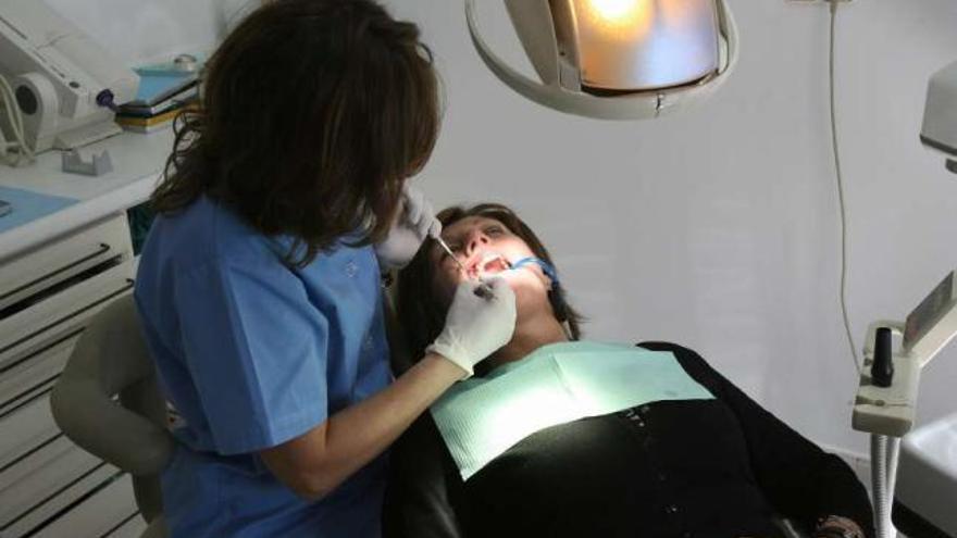 Consulta de un dentista, en Vigo.  // Jesús de Arcos