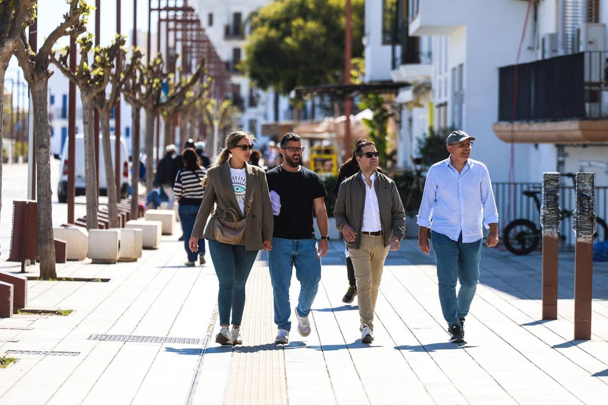 El puerto de Ibiza, con gente paseando.