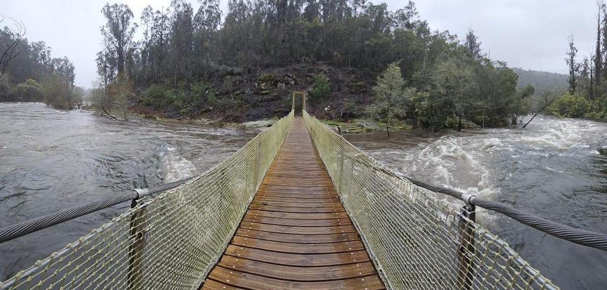 Puente colgante en Soutomaior donde confluyen los ríos Verdugo y Oitabén. | JOSÉ VALDIVIA