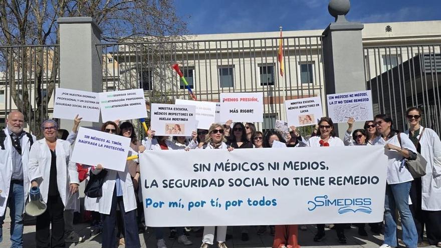 I medici ispettori della Sicurezza Sociale denunciano ritardi di 770 giorni nei certificati di malattia: "Sono le cifre più alte della storia"